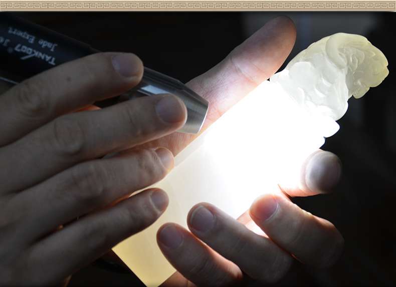 照玉強(qiáng)光手電筒不只可以鑒定琥珀，還可以鑒別各種的玉石、原石