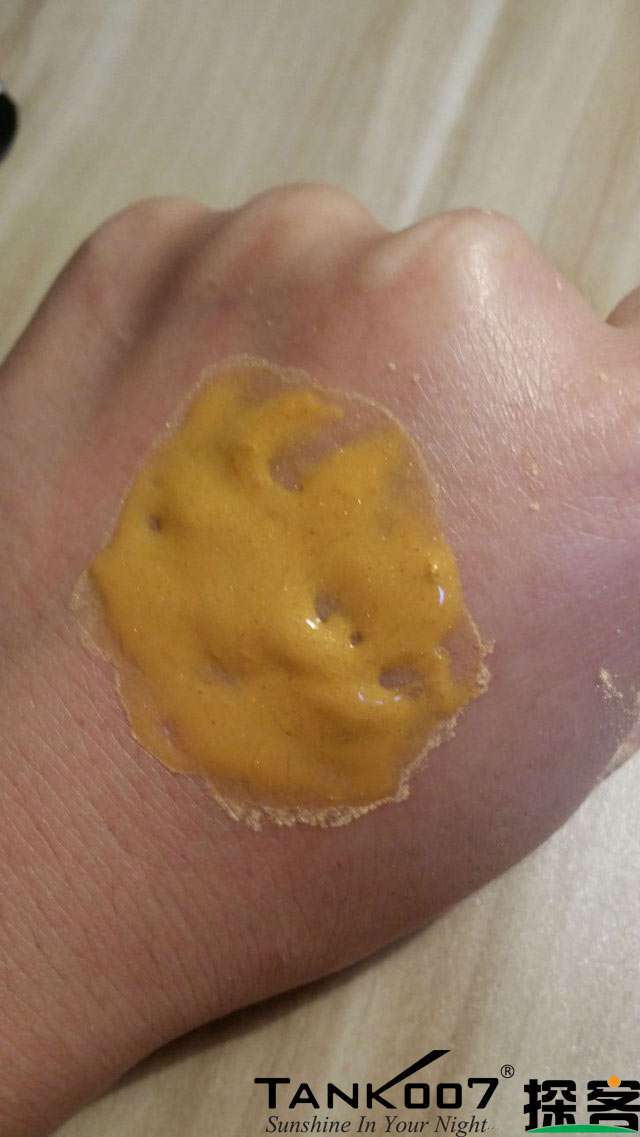 客戶買了紫光手電驗(yàn)熒光劑，先拿面膜大姨媽巾開刀 