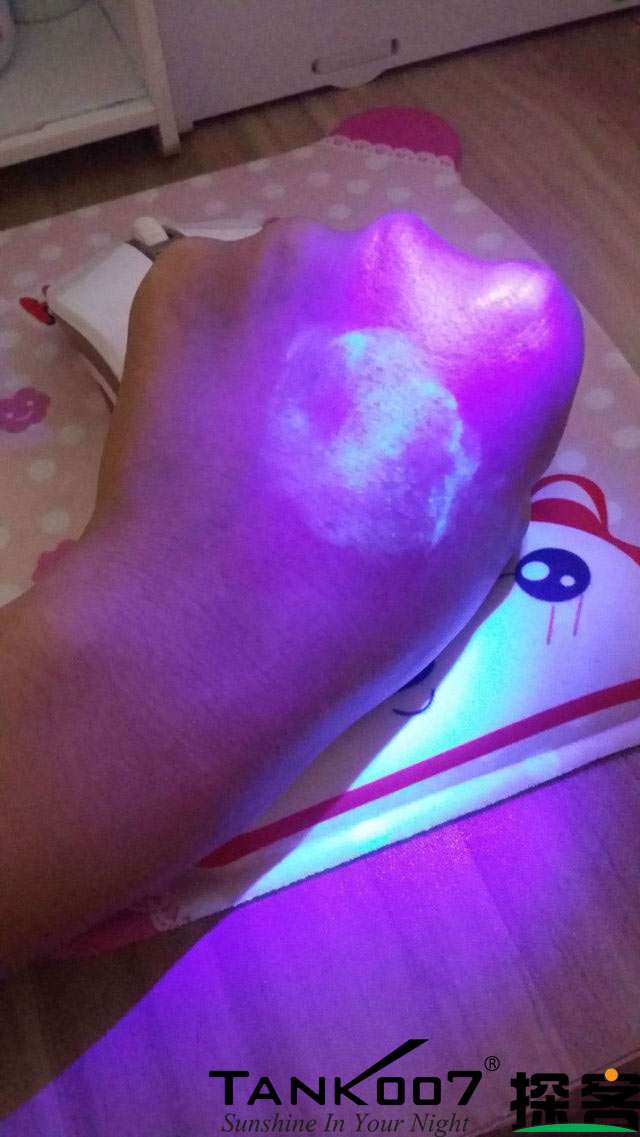 客戶買了紫光手電驗(yàn)熒光劑，先拿面膜大姨媽巾開刀 