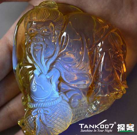 網(wǎng)上用紫光手電鑒定琥珀的帖子這么多，哪個(gè)是真假？