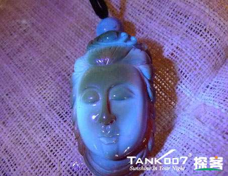 網(wǎng)上用紫光手電鑒定琥珀的帖子這么多，哪個(gè)是真假？