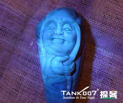 網(wǎng)上用紫光手電鑒定琥珀的帖子這么多，哪個(gè)是真假？