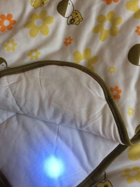  寶媽買了紫光手電，衣服上好多熒光劑，看的心慌害怕