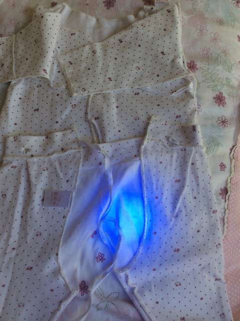  寶媽買了紫光手電，衣服上好多熒光劑，看的心慌害怕