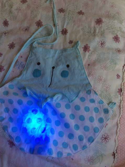  寶媽買了紫光手電，衣服上好多熒光劑，看的心慌害怕