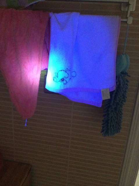  寶媽買了紫光手電，衣服上好多熒光劑，看的心慌害怕